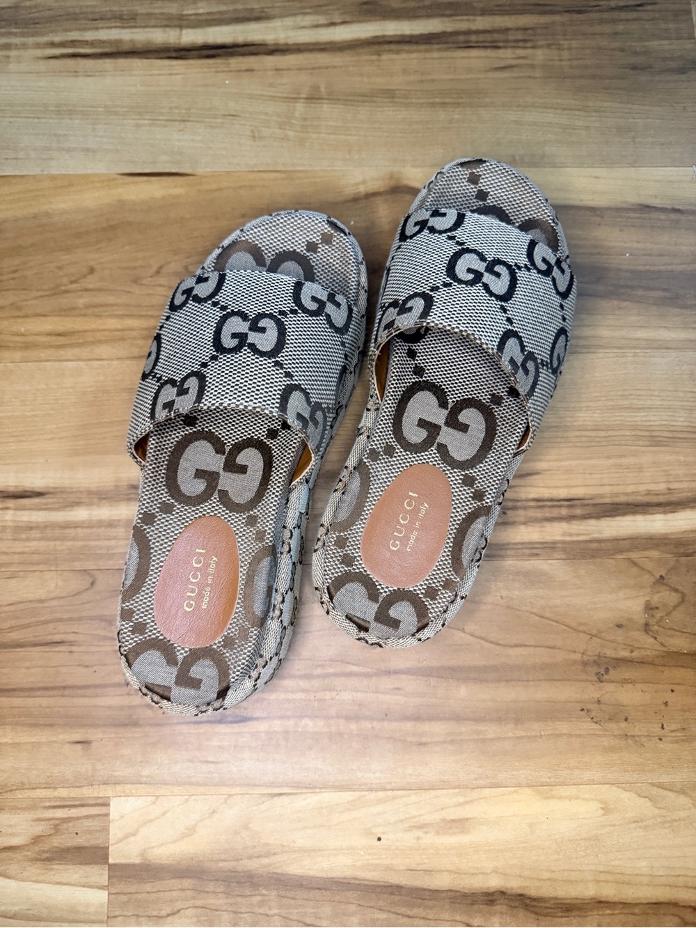 Gucci Slides Size: 42